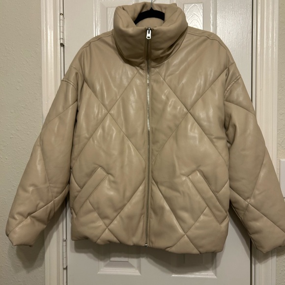 NWT Abercrombie & Fitch Cream Vegan Leather Puffer Jacket - Picture 2 of 6